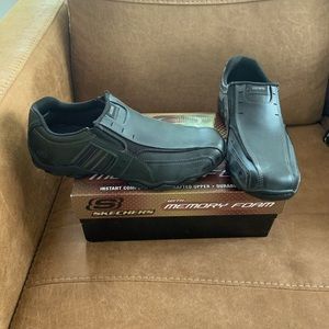 Men’s Skechers memory foam shoes 9.5